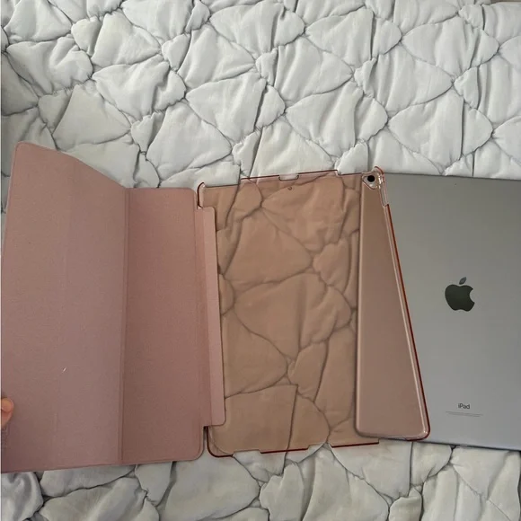 iPad Pro 12.9 Inch 2nd Generation. Excellent Condition - Picture 5 of 6